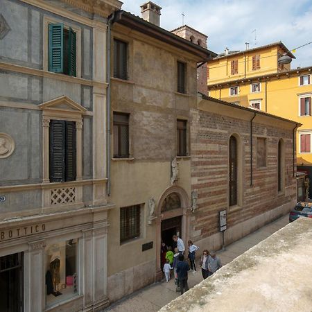 Billie'S Flat Red - Art & Design Apt In Verona Historic Centre Bagian luar foto