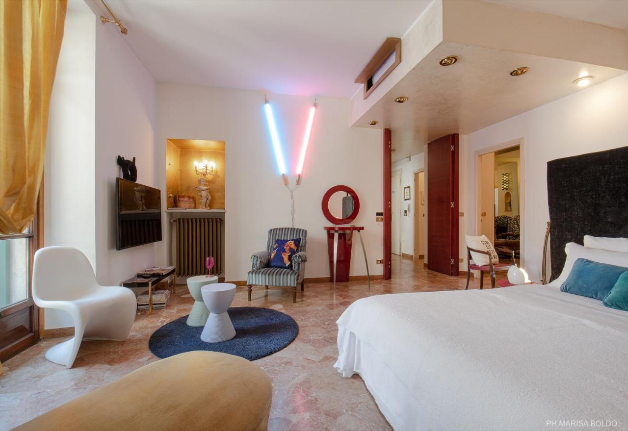 Billie'S Flat Red - Art & Design Apt In Verona Historic Centre Bagian luar foto