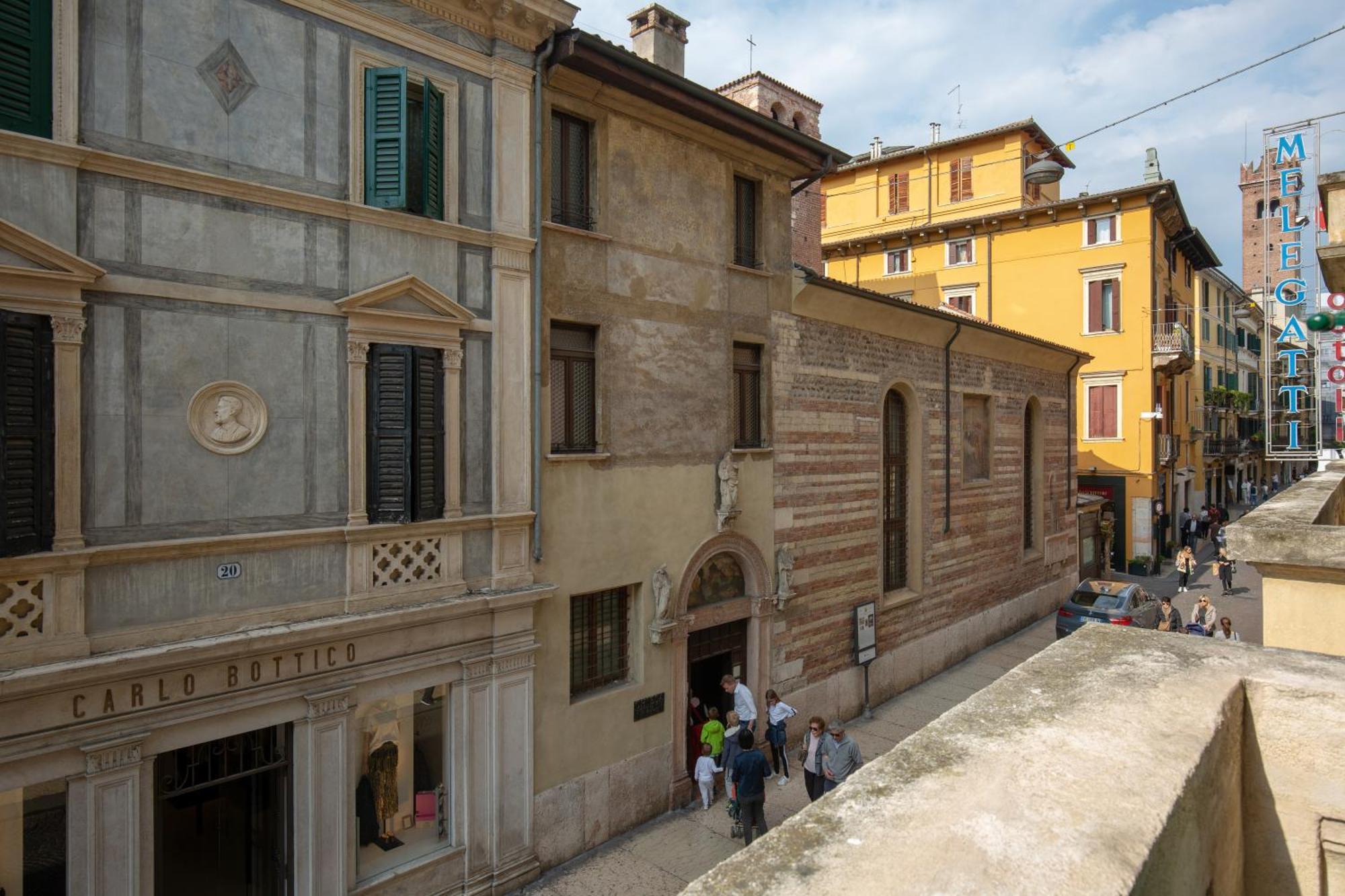 Billie'S Flat Red - Art & Design Apt In Verona Historic Centre Bagian luar foto