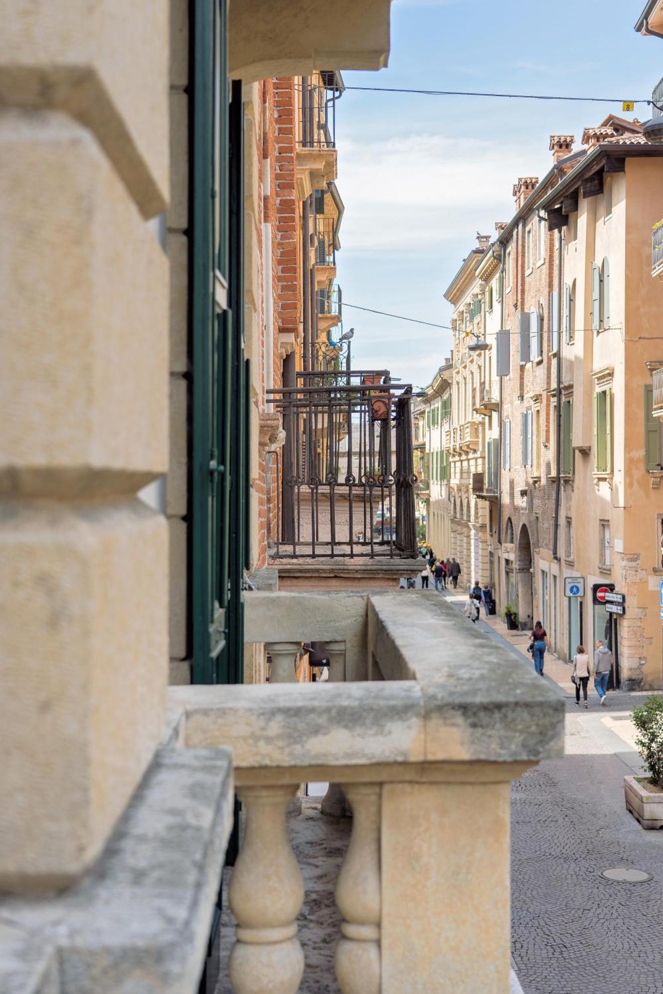 Billie'S Flat Red - Art & Design Apt In Verona Historic Centre Bagian luar foto